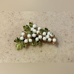 Chic Leaf and Berry Brooch